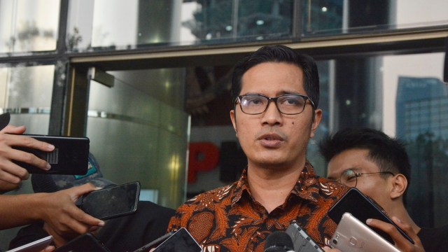 Juru Bicara KPK, Febri Diansyah melaporkan hasil agenda penyidikan dan pemeriksaan tersangka/saksi di Gedung KPK, Jakarta (20/08/2018). (Foto: Nadia K Putri )