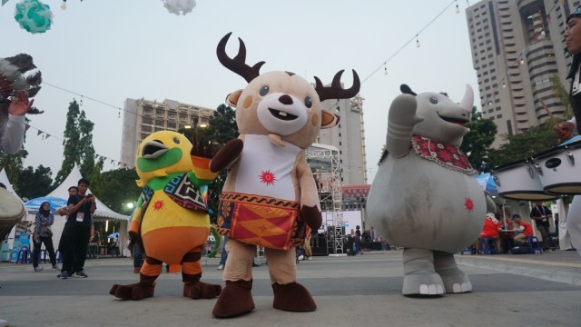 Maskot Asian Games yaitu Bhin-bhin,  Atung,  dan Kaka menghibur sejumlah pengunjung dengan menari di kawasan Gelora Bung Karno,  Jakarta, Senin (20/8/18). (Foto: Fanny Kusumawardhani/kumparan)