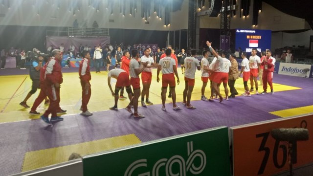 Ekspresi gembira pemain putra Indonesia usai mengalahkan Jepang dalam Grup B cabor kabaddi, Senin (20/8/18). (Foto: Abrar Firdiansyah/kumparan)