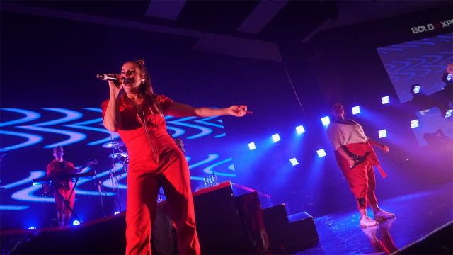 Grup musik elektronik ternama asal Inggris yang pernah tampil di Indonesia pada 2015 silam datang kembali dengan membawa tajuk konser “Clean Bandit Live in Jakarta – I Miss You Tour 2018”. (Foto: Iqbal Firdaus/kumparan)