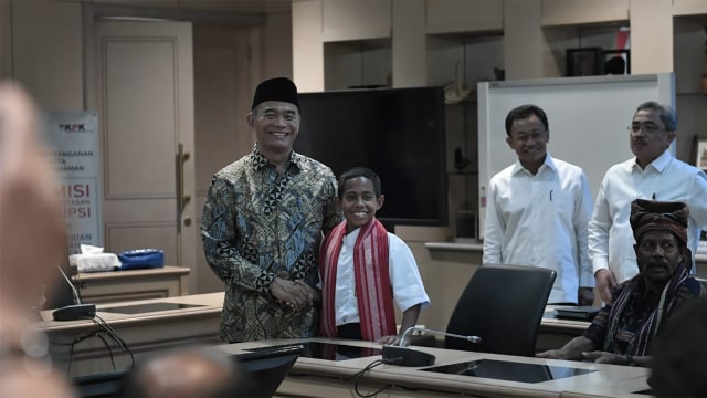 Mendikbud Beri Penghargaan ke Joni.. (Foto: Dok. Kemendikbud)