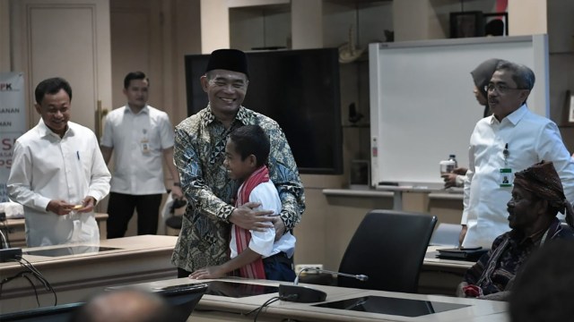 Mendikbud Beri Penghargaan ke Joni.. (Foto: Dok. Kemendikbud)