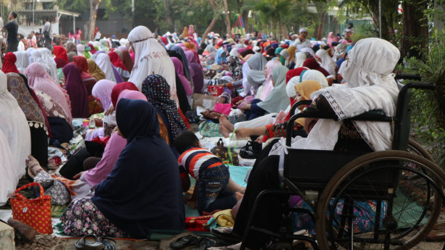 Jamaah Pengajian Surabaya (JPS) As-Sattar mengadakan salat Idul Adha, Selasa (21/8/2018). (Foto:  Phaksy Sukowati/kumparan)