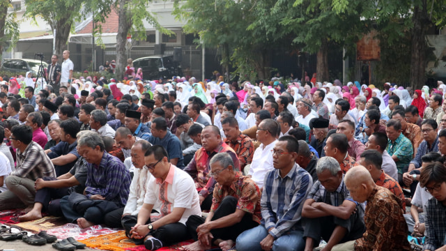 Jamaah Pengajian Surabaya (JPS) As-Sattar mengadakan salat Idul Adha, Selasa (21/8/2018). (Foto:  Phaksy Sukowati/kumparan)
