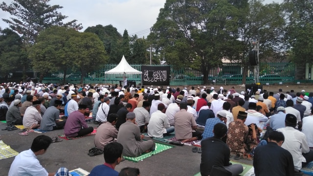 Suasana salat Idul Adha di Mandala Krida, Selasa (21/8/2018). (Foto: Arfiansyah Panji Purnandaru/kumparan)