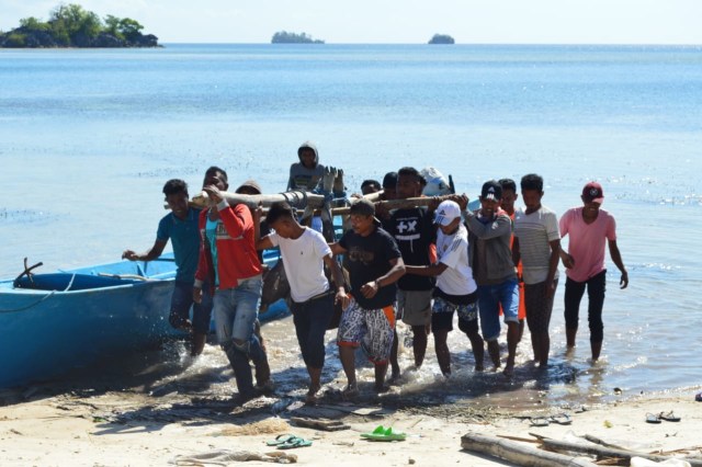 Dompet Dhuafa memberikan bantuan hewan kurban ke pulau seram (Foto: Bagas)