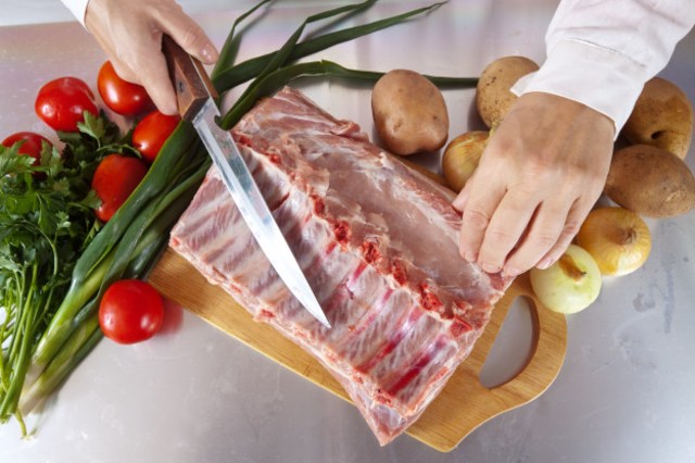 Ilustrasi membersihkan daging  (Foto: dok.freepik.com)