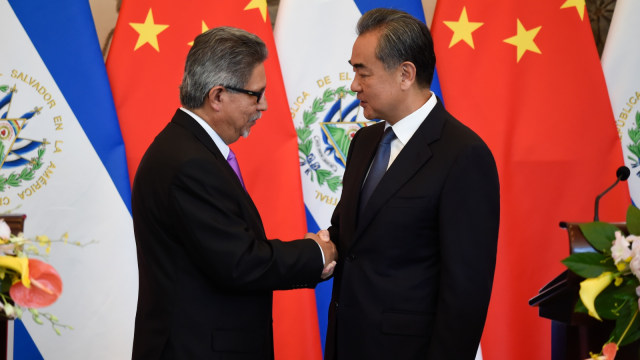 El Salvador dan China resmi buka hubungan diplomatik, Selasa (21/8/18). (Foto: AFP/WANG ZHAO )