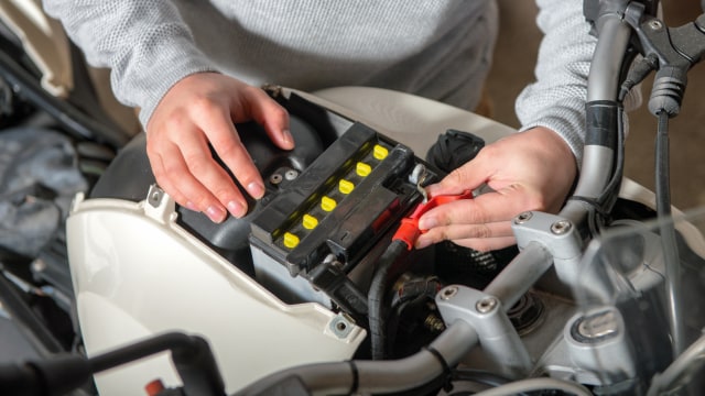 Ilustrasi aki motor Foto: Shutterstock