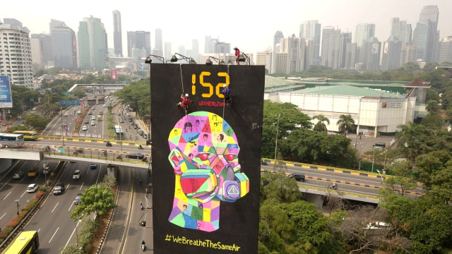 Aktivis lingkungan memasang index kualitas udara di kawasan Senayan, Jakarta, Selasa (21/8/2018). (Foto: Twitter @greenpeaceid)
