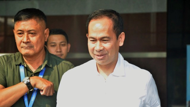 Tersangka tindak pidana pencucian uang, Tubagus Chaeri Wardana alias Wawan, usai diperiksa oleh penyidik di Gedung KPK, Jakarta, Selasa (21/08/2018). (Foto: Nadia K. Putri)