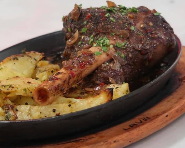 Kambing guling (Foto: Instagram/ @800degrees.qa)