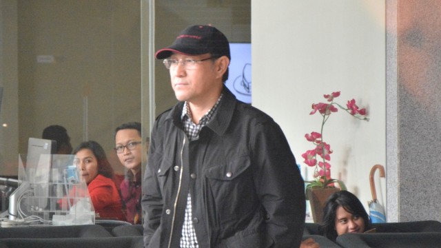 Anggota DPR RI, Sukiman sebagai saksi kasus suap terkait usulan dana perimbangan keuangan daerah pada RAPBN Perubahan Tahun Anggaran 2018, usai memenuhi panggilan KPK di Gedung KPK, Jakarta, Selasa (21/08/2018). Foto: Nadia K Putri