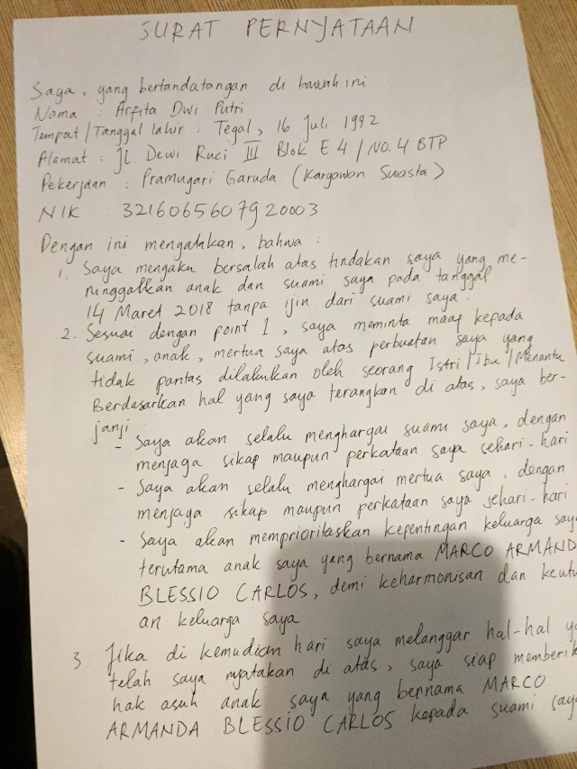 Surat pernyataan dalam konferensi pers Yama Carlos (Foto: Giovanni/kumparan)