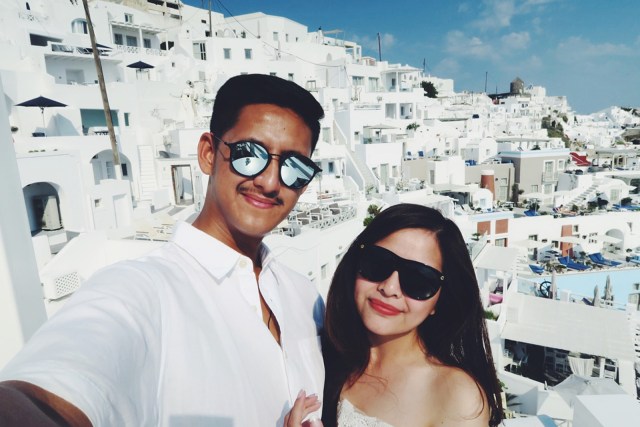 Tasya dan Randi tiba di Santorini yang serba putih. (Foto: Instagram/@tasyakamila)