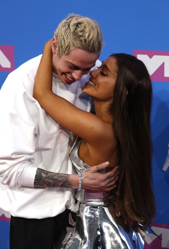Penampilan Ariana Grande di karpet meraha MTV VMA 2018 bersama tunangannya Pete Davidson (Foto: Andrew Kelly/REUTERS)