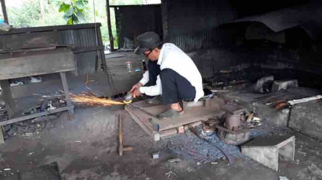 Omset Melonjak Pande Besi Jelang Idul Adha