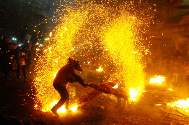 Tradisi Perang Obor di Jepara (Foto: ANTARA FOTO/Yusuf Nugroho)
