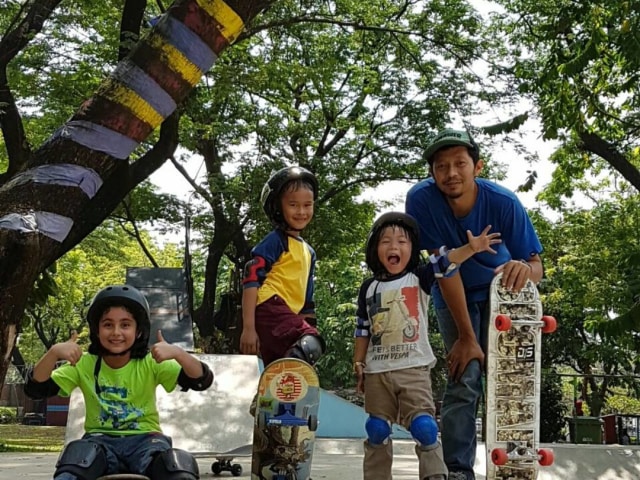 Tony Sruntul dengan murid Green Skate Lesson (Foto: Instagram/@greenskatelesson)