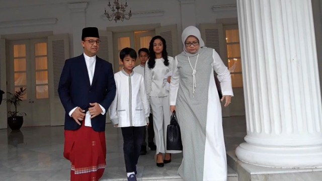 Gubernur Anies Baswedan beserta keluarga melakukan Salat Idul Adha di Balai Kota, Rabu (22/8/2018). Foto: Paulina Herasmaranindar/kumparan