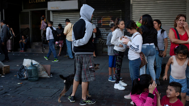 Warga berkumpul di jalan setelah gempa bumi melanda pantai utara Venezuela, Selasa (21/8). Foto: REUTERS/Adriana Loureiro