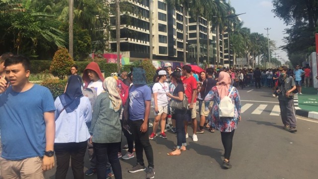 Antrean panjang di pintu 3 GBK untuk pembelian tiket final bulu tangkis Asian Games 2018, Rabu (22/8/18). (Foto: Paulina Herasmaranindar/kumparan)
