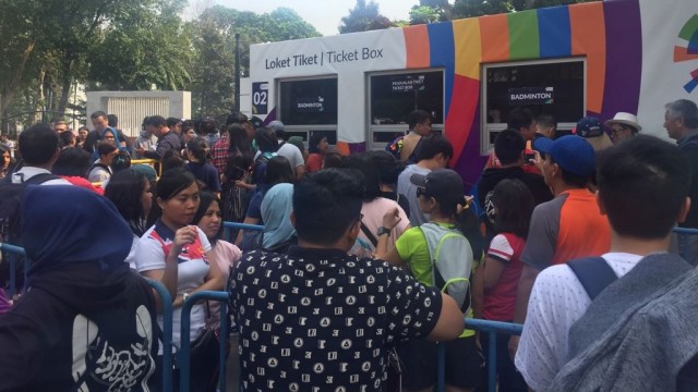 Antrean panjang loket pembelian tiket final bulu tangkis Asian Games 2018, Rabu (22/8/18). (Foto: Paulina Herasmaranindar/kumparan)