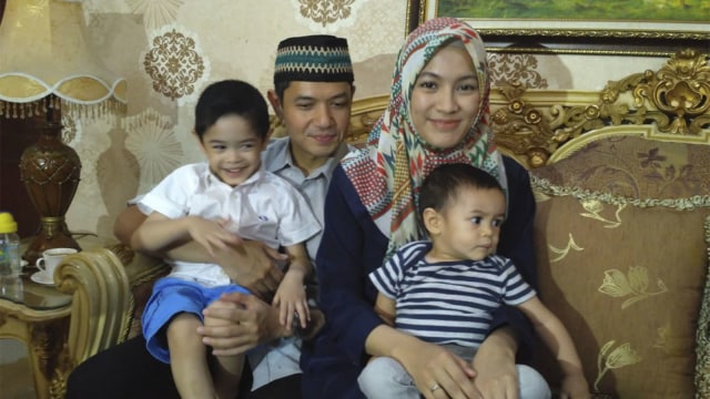 Dude Herlino bersama keluarga (Foto: Alexander Vito/kumparan)