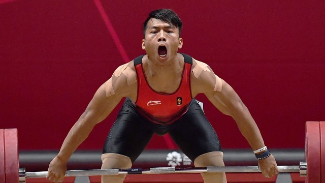 Deni melakukan angkatan snatch pada pertandingan angkat besi Asian Games nomor 69 kg. (Foto: Fanny Oktavianuns/Antara)