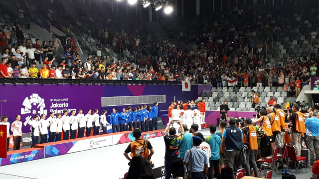 Prosesi pengalungan medali cabor bulu tangkis beregu putri. (Foto: Karina Nur Shabrina/kumparan)