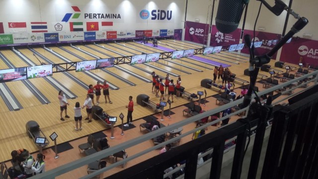 Kabar kurang menyenangkan datang dari cabang olahraga bowling. Dalam perebutan medali nomor trio putri, Indonesia yang diwakilkan Aldila Indriyati, Nadia Permanik, dan Tannya Roumimper, hanya mampu finis di peringkat kedelapan dengan koleksi 3976 poin. Demikian laporan Alan dari Palembang. (Foto: Alan Kusuma/kumparan)