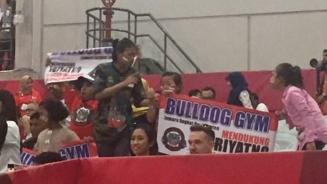 Sementara di JiEXPO menyajikan penentuan medali angkat besi untuk nomor 69 kg. Lifter Indonesia, Deni dan Triyatno, terlibat dalam perburuan ini. Khusus Triyatno, keluarganya turut hadir di arena. (Foto: Sandy Firdaus)