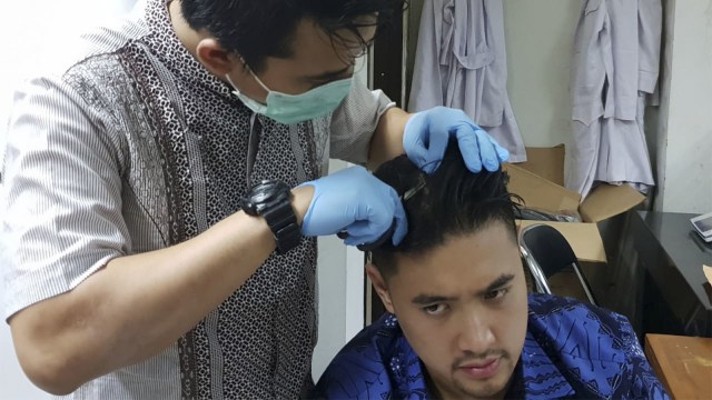 Pemeriksaan narkoba terhadap Richard Mulyadi. (Foto: Dok. Bareskrim Polri)