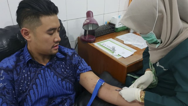 Pemeriksaan narkoba terhadap Richard Mulyadi. (Foto: Dok. Bareskrim Polri)