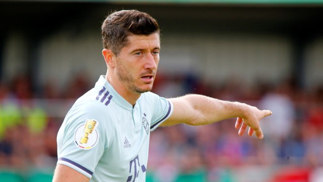 Robert Lewandowski pada pertandingan DFB Pokal menghadapi SV Drochtersen/Assel. (Foto: Reuters/Wolfgang Rattay)