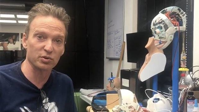 Matt McMullen mengumumkan robot seks Harmony (Foto: Brick Dollbanger/Realdoll)