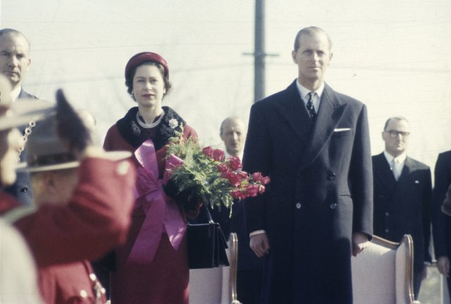 Ratu Elizabeth II menghadiri pemakaman dengan baju warna hitam (Foto: Flicrk/BiblioArchives)