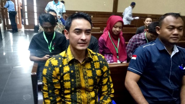 Gubernur Jambi nonaktif, Zumi Zola Zulkifli menjalani sidang dugaan korupsi di Pengadilan Tipikor, Jakarta, Kamis (23/8/2018). (Foto: Adhim Mugni/kumparan)