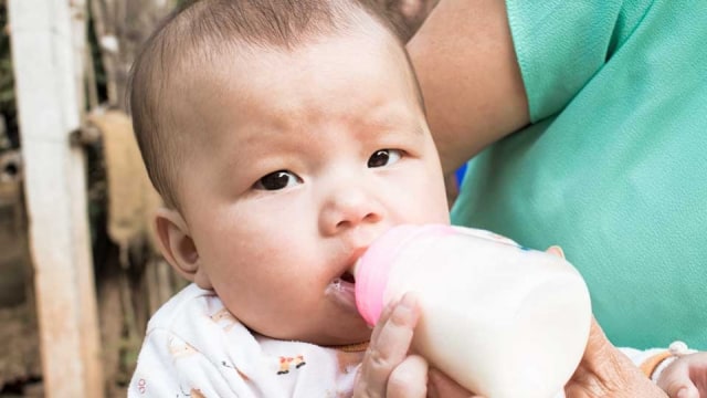 Membedakan Gumoh dan Muntah pada Bayi
