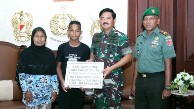 Panglima TNI Beri Jatah 1 Juta/Bulan Kepada Reza Si Panjat Tiang Bendera. (Foto: Dok. TNI)