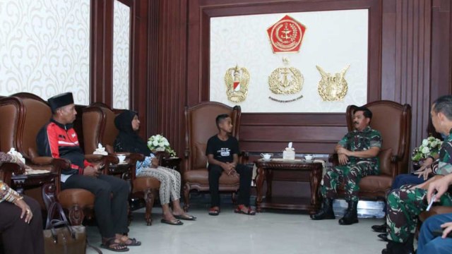 Panglima TNI Beri Jatah 1 Juta/Bulan Kepada Reza Si Panjat Tiang Bendera. (Foto: Dok. TNI)