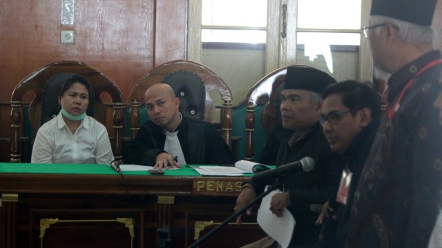 Terdakwa kasus dugaan penistaan agama Meliana (kiri) mengikuti persidangan dengan agenda mendengarkan keterangan saksi di Pengadilan Negeri Medan, Sumatera Utara, Selasa (24/7). (Foto: Antara/Septianda Perdana)