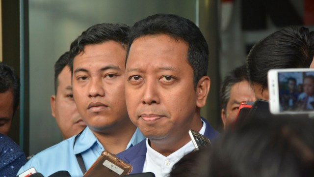 Ketua Umum Partai Persatuan Pembangunan (PPP), Muhammad Romahurmuziy usai diperiksa penyidik terkait kasus dugaan suap Dana Perimbangan Keuangan Daerah pada RAPBN-P tahun anggaran 2018, di Gedung KPK, Jakarta, Kamis (23/08/2018). (Foto: Nadia K Putri)