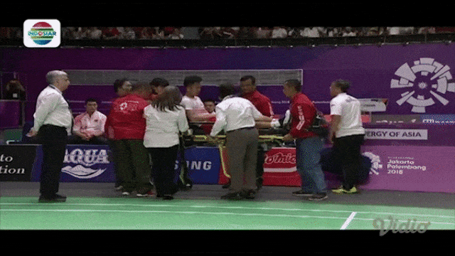 Atlet berusia 21 tahun itu akhirnya ditandu keluar lapangan. (Foto: YouTube/Indosiar)
