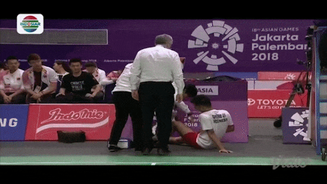 Anthony langsung mendapat penanganan medis. (Foto: YouTube/Indosiar)