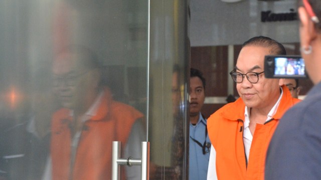 Pemegang saham Blackgold Natural Resources Limited, Johannes Budisutrisno Kotjo sebagai tersangka suap pembangunan PLTU Riau-1, usai menjalani pemeriksaan oleh penyidik di Gedung KPK, Jakarta, Kamis (23/08/2018). (Foto: Nadia K. Putri)