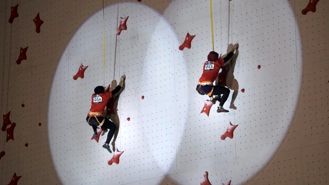 Aries Susanti meraih medali emas pada cabang olah raga panjat tebing nomor kecepatan putri di Jakabaring Spot City,  Palembang, Sumatera Selatan,Kamis (23/8). (Foto: Fanny Kusumawardhani/kumparan)