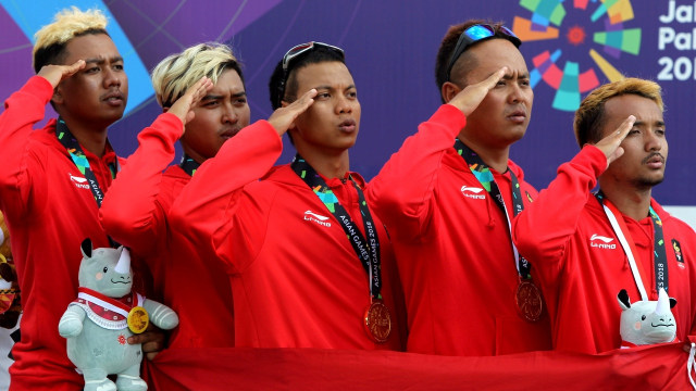Tim Paralayang Indonesia (dari kiri ke kanan) Jafro Megawanto, Roni Pratama, Hening Paradigma, Joni Efendi, Aris Apriansyah berhasil meraih medali medali emas untuk nomor ketepatan mendarat beregu putra Asian Games 2018 di Cisarua, Puncak, Bogor, Jawa Barat, Kamis (23/8). (Foto: ANTARA FOTO/INASGOC/Crack Palinggi)
