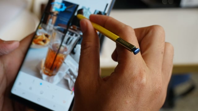 Unboxing Samsung Galaxy Note9 oleh kumparan, Jumat (24/08/2018). (Foto: Iqbal Firdaus/kumparan)