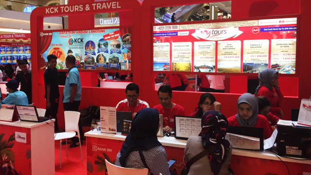 Pengunjung di salah satu Stan travel agent di AirAsia Bazzar 2018, Jumat (24/8/2108). (Foto:  Gitario Vista Inasis/kumparan)